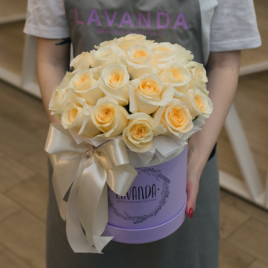 Коробочка кремовых роз