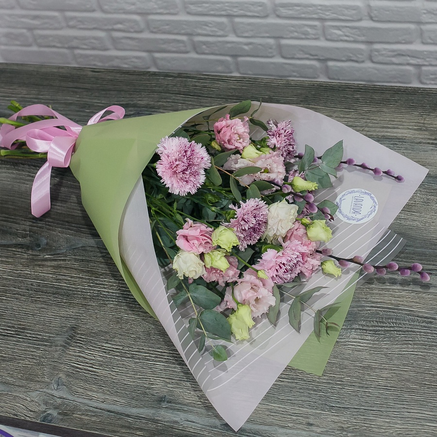 Букет воздушных цветов с вербой