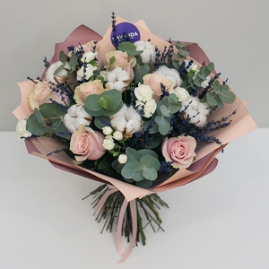 Нежные розы с лавандой, хлопком и эвкалиптом в матовой пленке