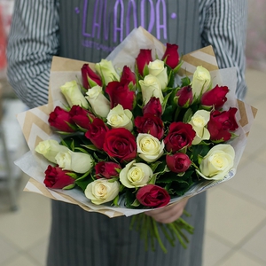 33 Кенийские розы 40 см. в крафте