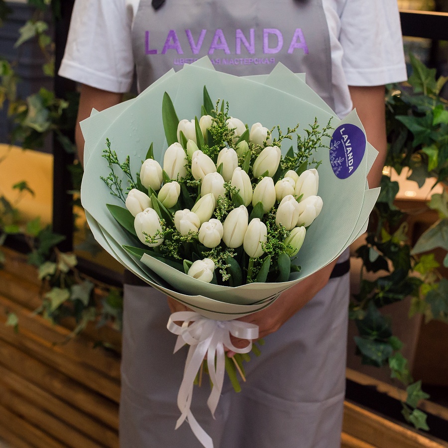 Букет из 27 белых тюльпанов и лимониума