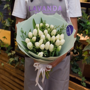 Букет из 27 белых тюльпанов и лимониума