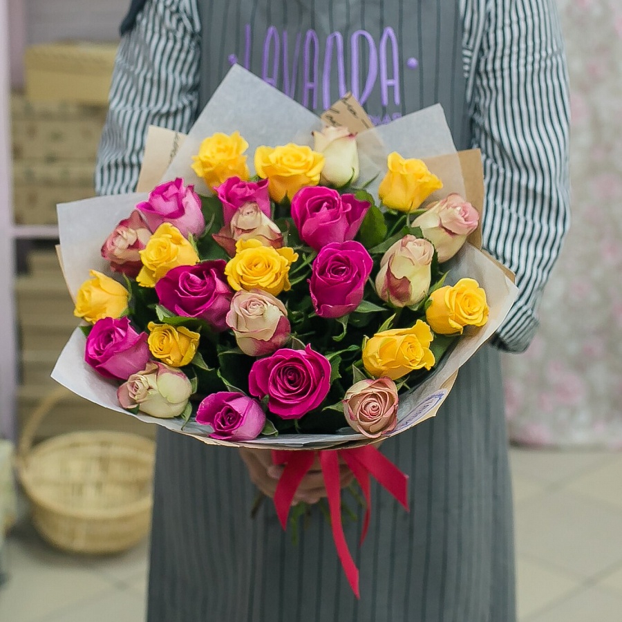 25 Кенийских роз 40 см. в крафте