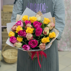 25 Кенийских роз 40 см. в крафте