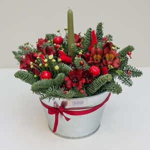 Новогодняя композиция с красными яблочками и свечей