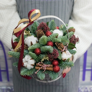 Новогодняя корзина с красными шариками и корицей