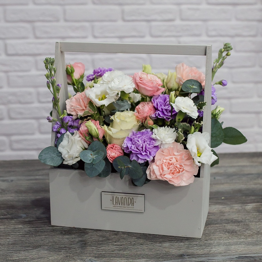 Композиция диантусов эустом и роз с матиолой в ящике