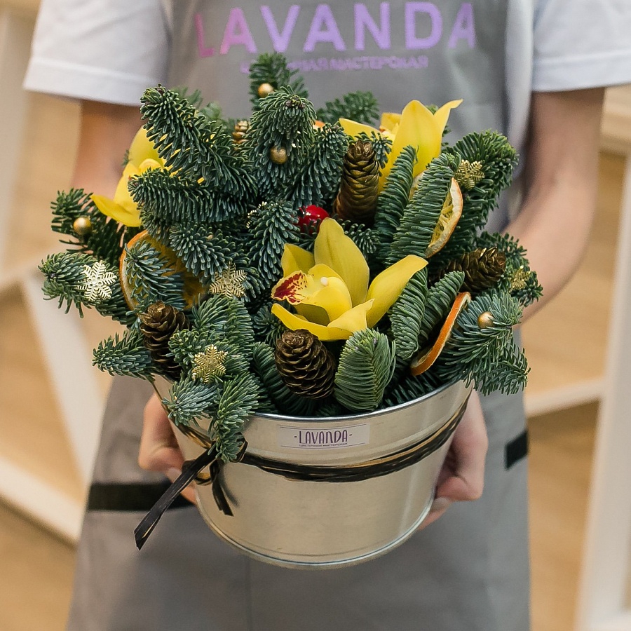 Новогодняя композиция с желтыми орхидеями