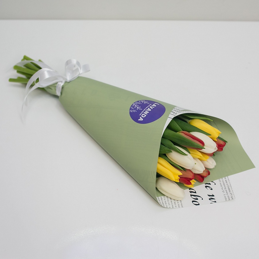 Букет 15 разноцветных тюльпанов в матовой пленке №2