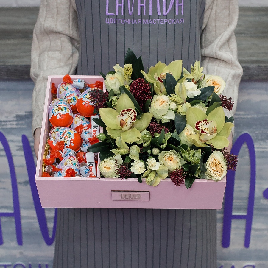 Композиция с орхидеями и киндерами в розовом ящике