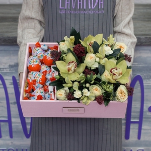 Композиция с орхидеями и киндерами в розовом ящике