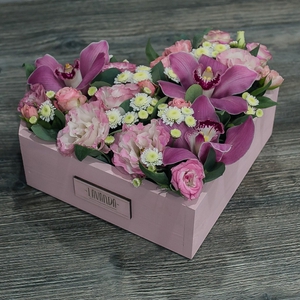 Розовая композиция в ящике с орхидеями