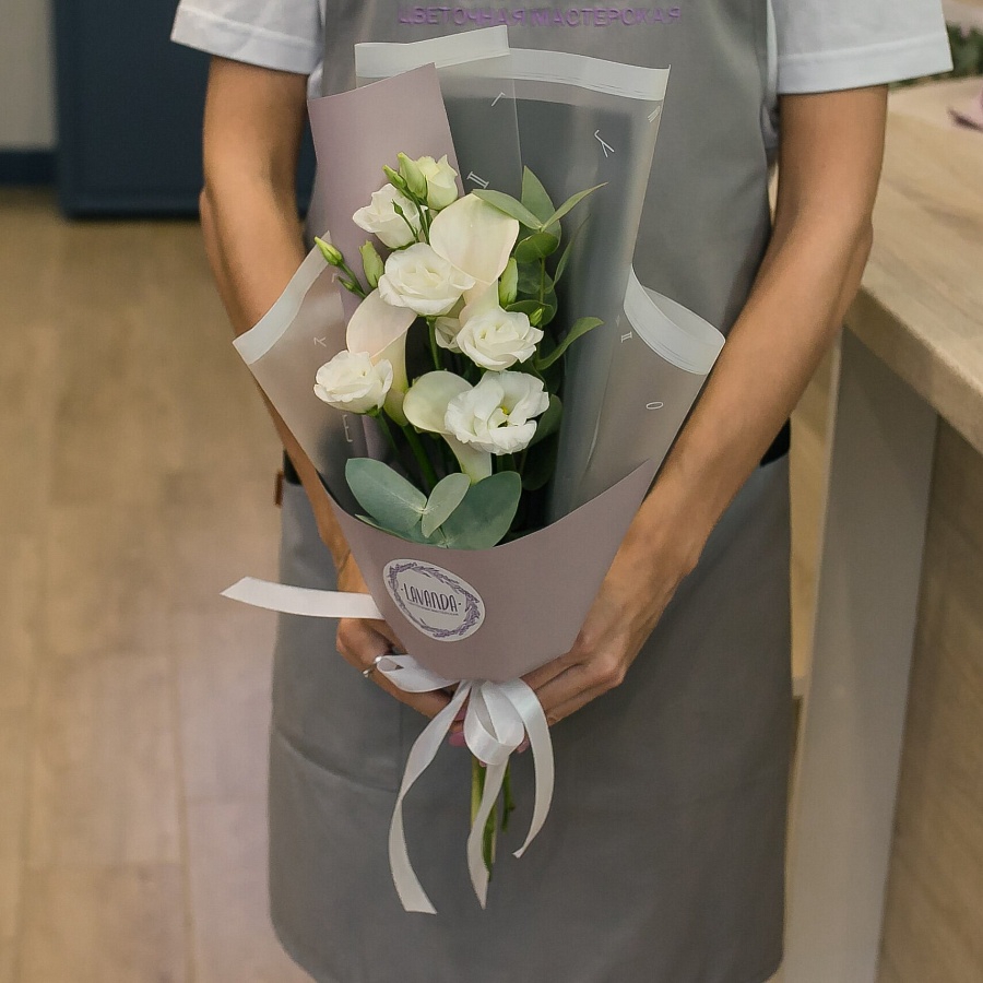 Нежный букетик белоснежных калл и эустом