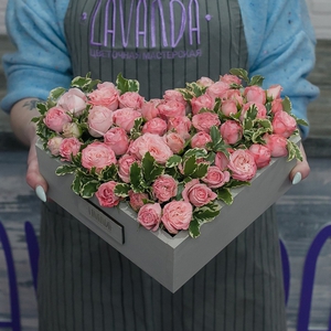 Композиция пионовидных роз в ящике