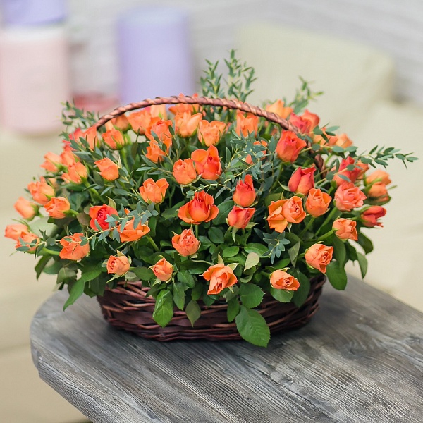 Цветочная корзина с оранжевыми розочками и эвкалиптом