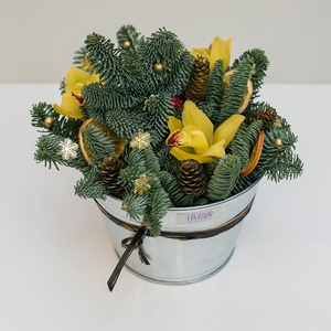 Новогодняя композиция с желтыми орхидеями