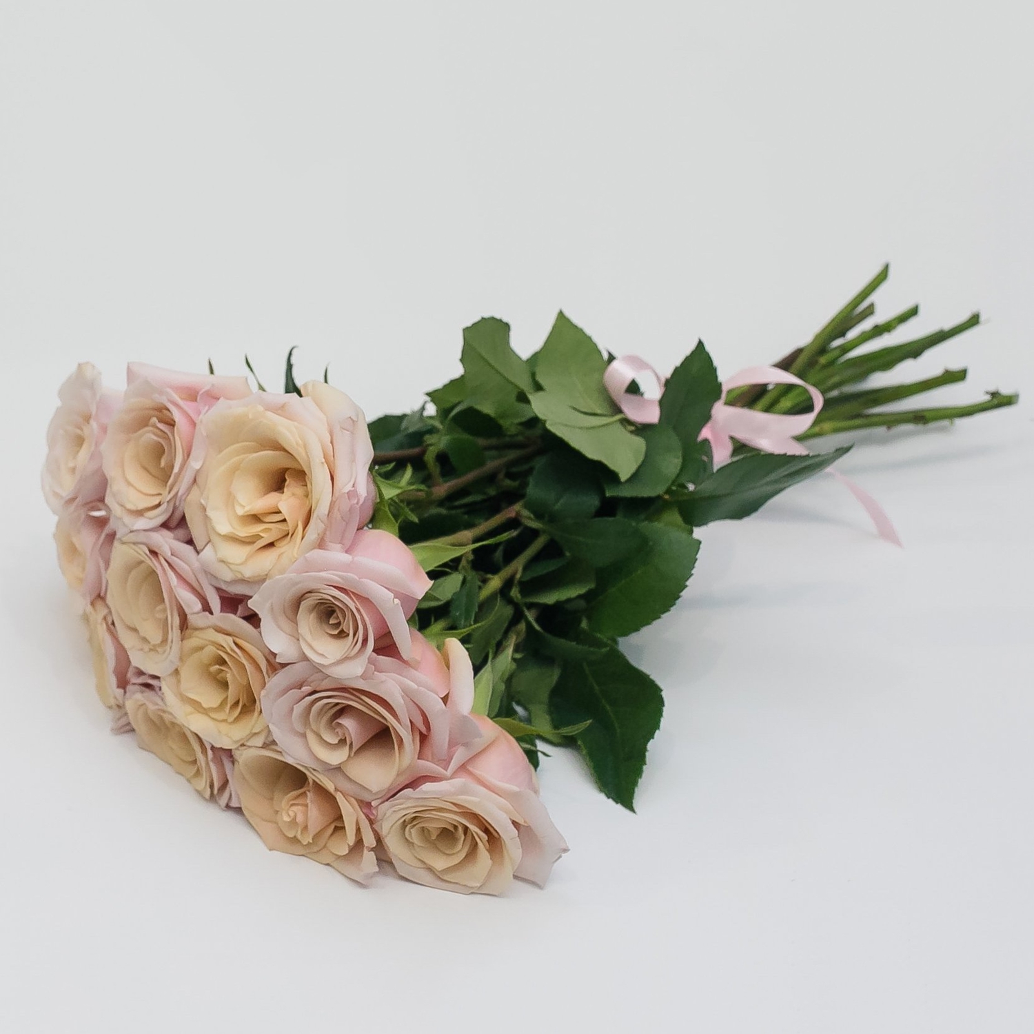 13 персиковых роз 50 см.