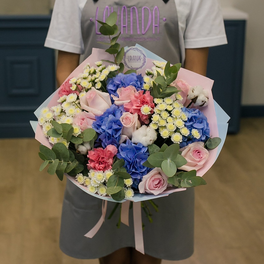 Нежный букет с синей гортензией и хлопком