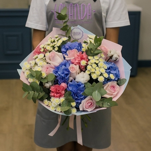 Нежный букет с синей гортензией и хлопком