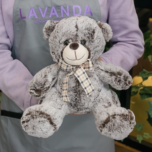 Серый плюшевый мишка