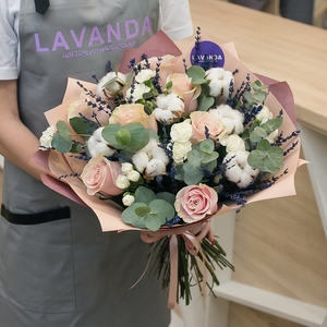 Нежные розы с лавандой, хлопком и эвкалиптом в матовой пленке