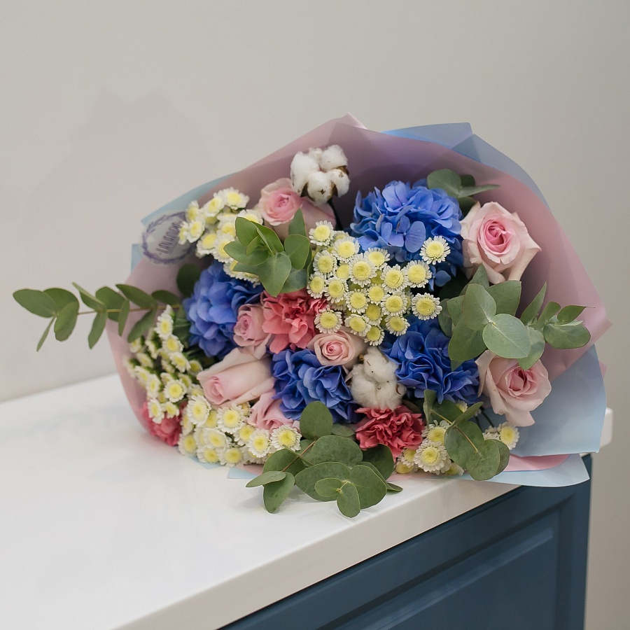 Нежный букет с синей гортензией и хлопком