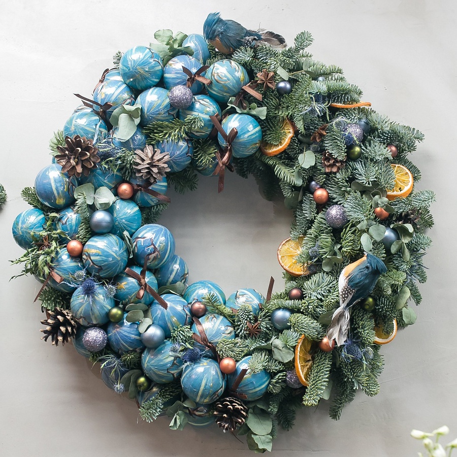 Рождественский венок с птицами и голубыми шариками