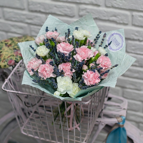 Нежные диантусы с лавандой