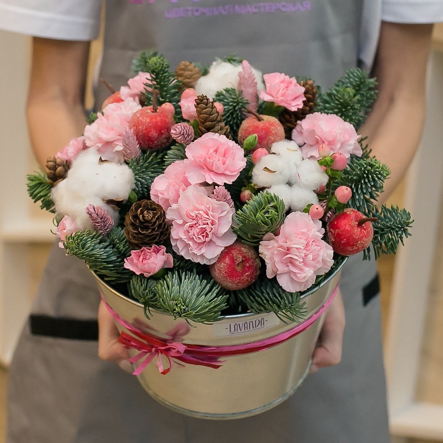 Новогодняя композиция с розовыми диантусами