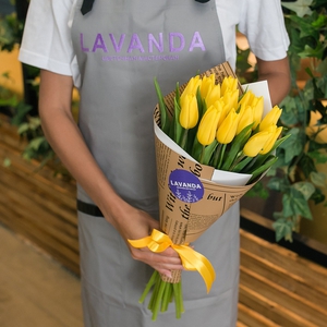 15 желтых тюльпанов в матовой пленке