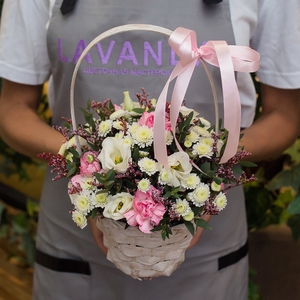 Цветочная корзинка с красным лимониумом