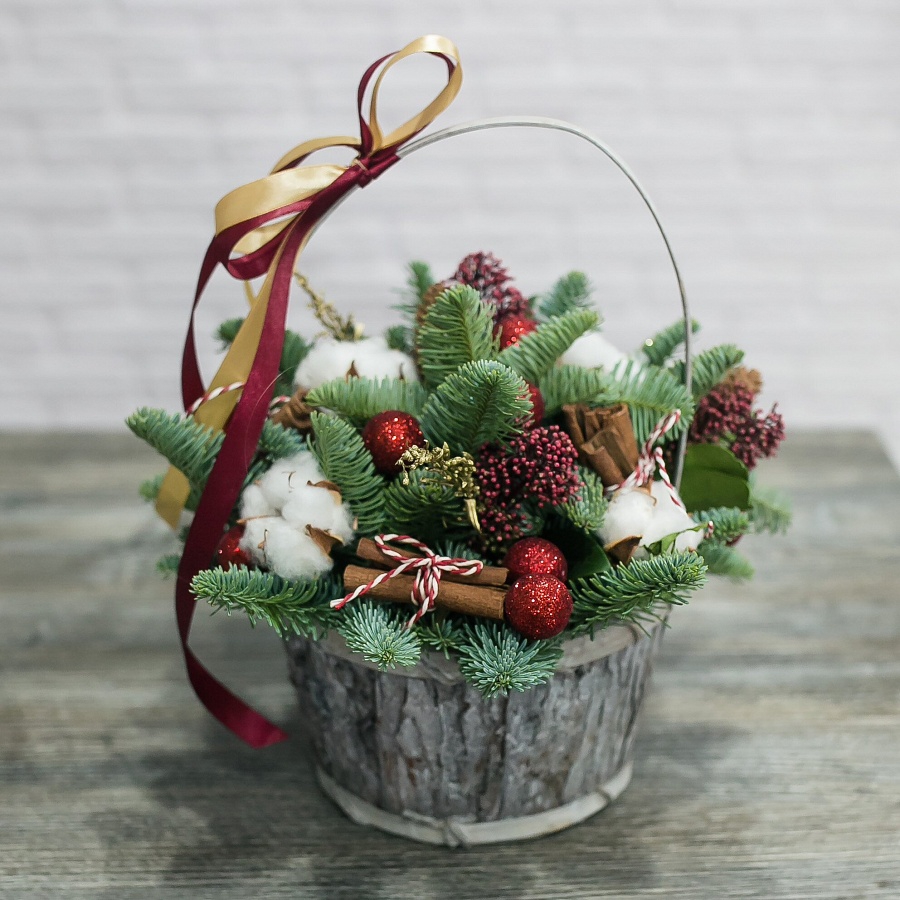 Новогодняя корзина с красными шариками и корицей