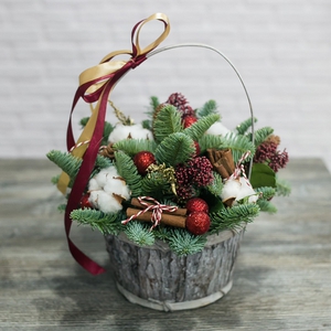 Новогодняя корзина с красными шариками и корицей