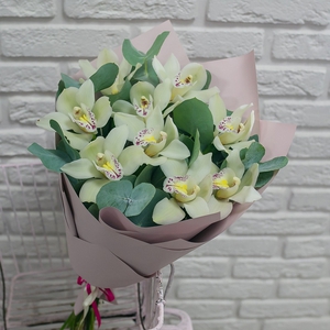 Букет белых орхидей с ароматным эвкалиптом
