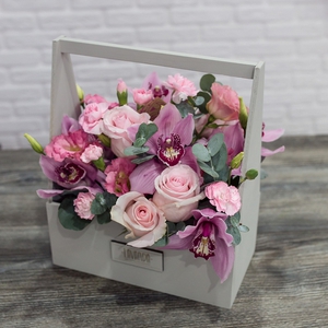 Розовая композиция цветов в сером ящике