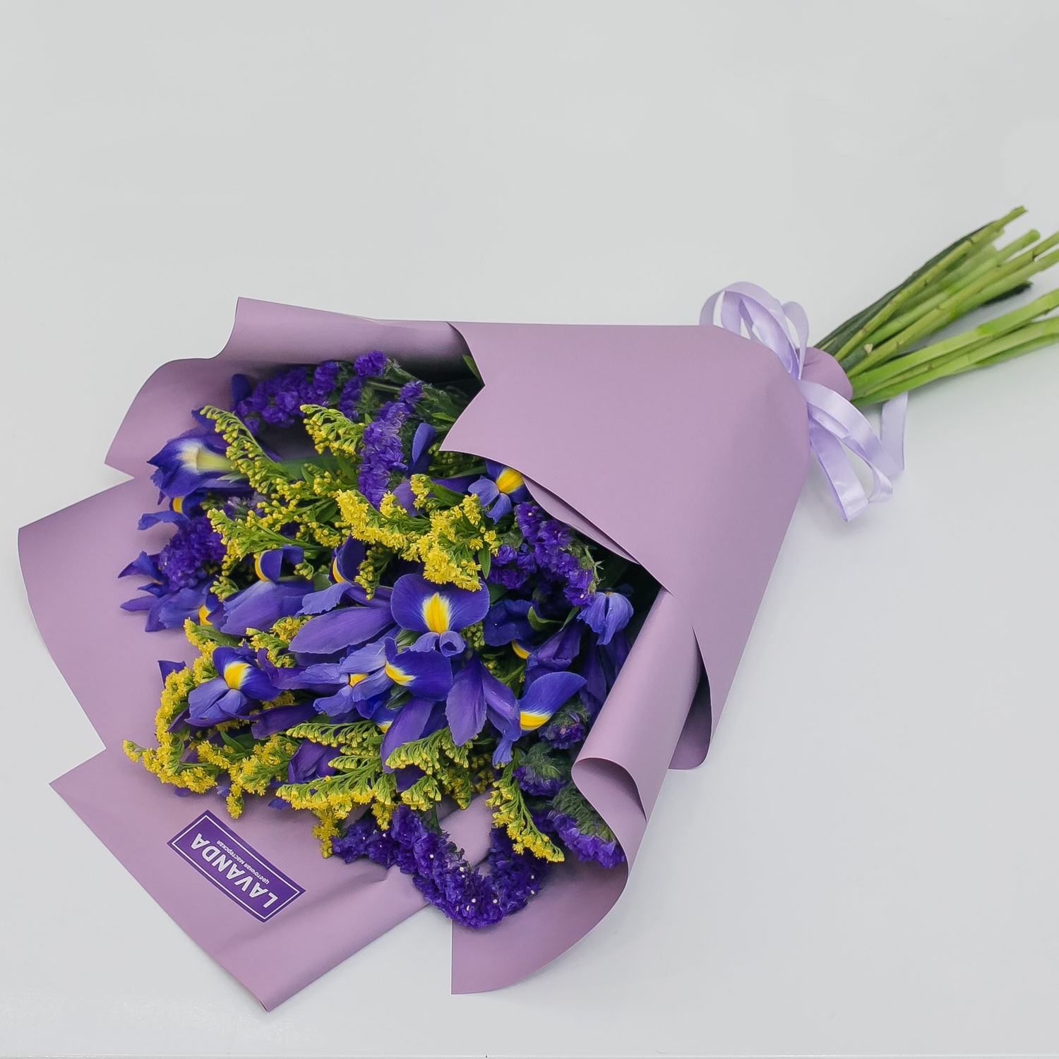 Полевой букет из статицы, ирисов и солидаго