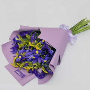 Полевой букет из статицы, ирисов и солидаго