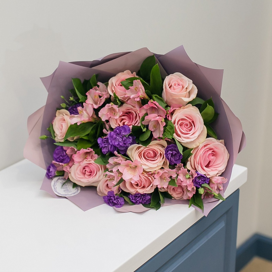Нежный букет с фиолетовыми диантусами