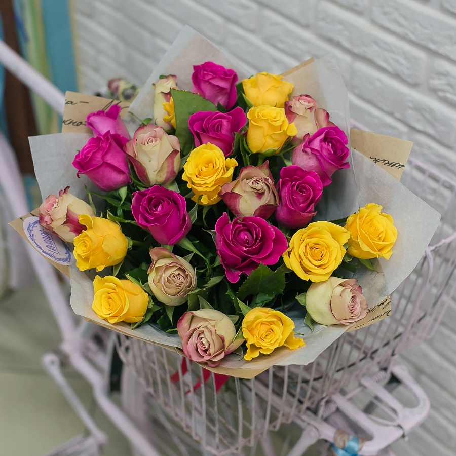 25 Кенийских роз 40 см. в крафте