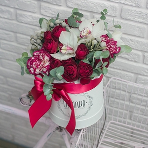 Белая коробочка пионовидных роз, брунии и орхидей