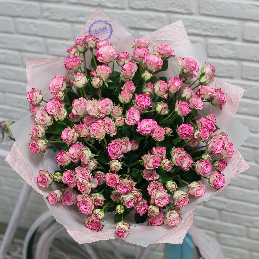 Розовый букет кустовых роз в крафте