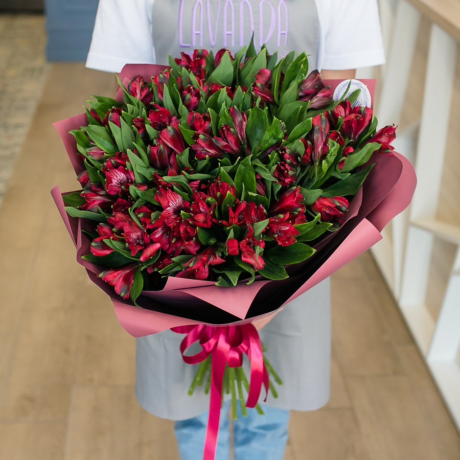 Пышный букет красных альстромерий