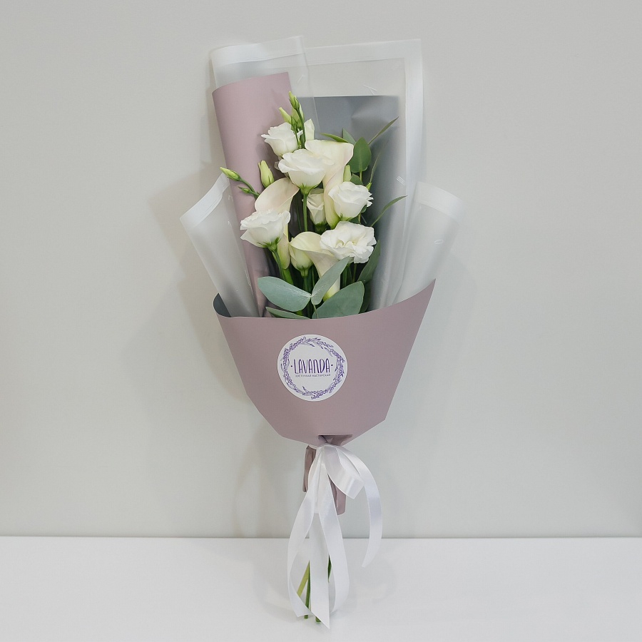 Нежный букетик белоснежных калл и эустом