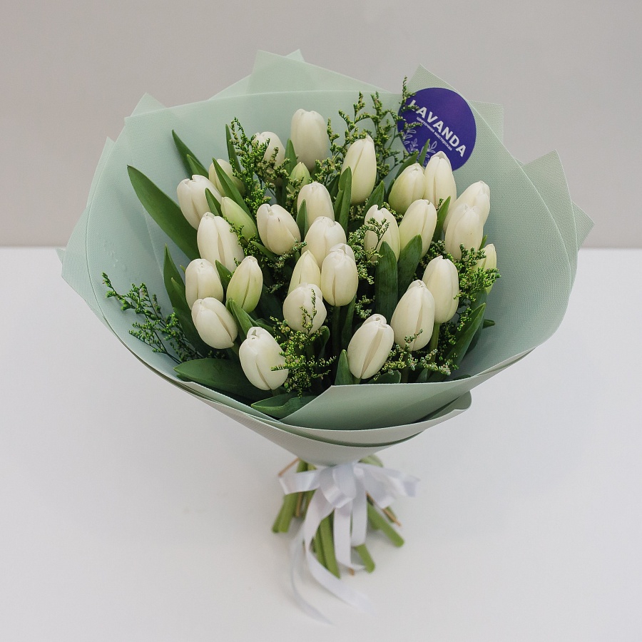 Букет из 27 белых тюльпанов и лимониума