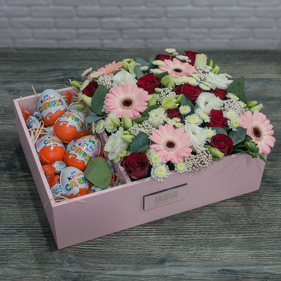 Композиция с герберами и киндерами в розовом ящике