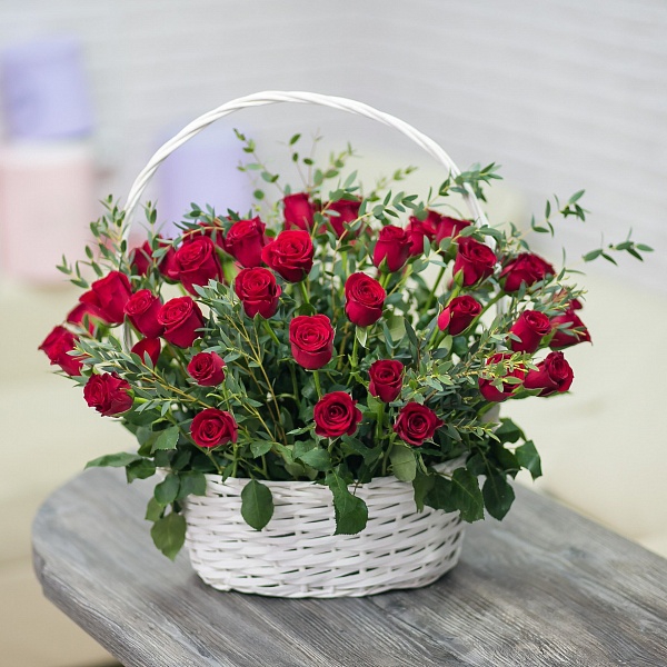 Корзина красных розочек с эвкалиптом