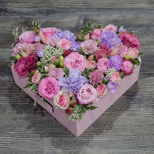Композиция пионовидных роз с диантусами в форме сердца