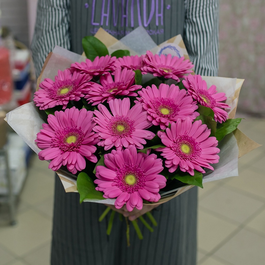 Милый букет розовых гербер  в крафте