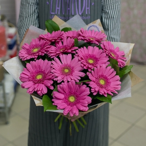 Милый букет розовых гербер  в крафте