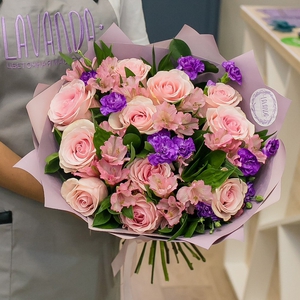 Нежный букет с фиолетовыми диантусами